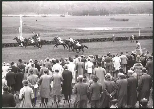 Fotografie Ansicht Hoppegarten, PferderennenHenckel-Rennen 1939, Start zum Widerhall-Rennen