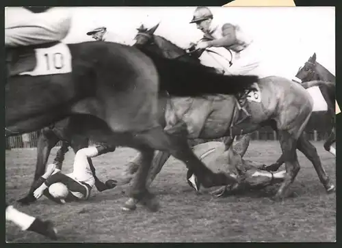 Fotografie Ansicht Moulsey Hurst, Pferderennen 1939, Jockey Stoddard stürzt an 2. Position liegend