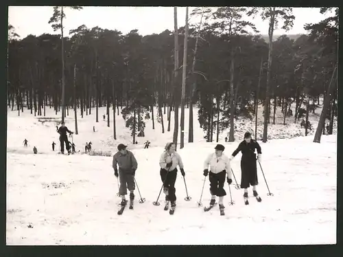 Fotografie Ansicht Berlin-Grunewald, Skiläufer zur Weihnachtszeit 1938