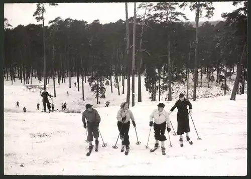 Fotografie Ansicht Berlin-Grunewald, Skiläufer im Stadtgebiet zu Weihnachten 1938