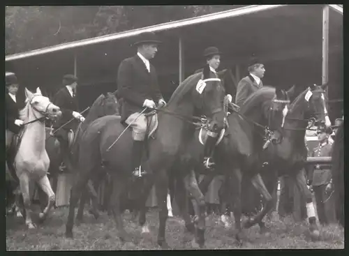 Fotografie Hajek, Ansicht Wien, Pferde Reit - und Springturnier auf der Grafenwiese 1940, Turnierteilnehmer - Parade