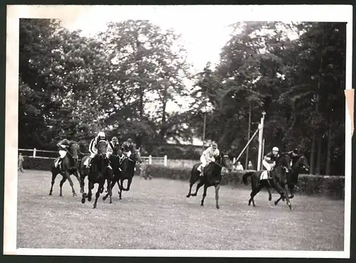 Fotografie Kreutzer, Ansicht Hoppegarten, Union - Pferderennen 1941, Schlenderhaner Magnat siegt
