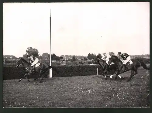Fotografie Kohl, Ansicht Berlin-Karlshorst, Pferderennen 1939, Sieger Leutnant Krieger auf Handschar