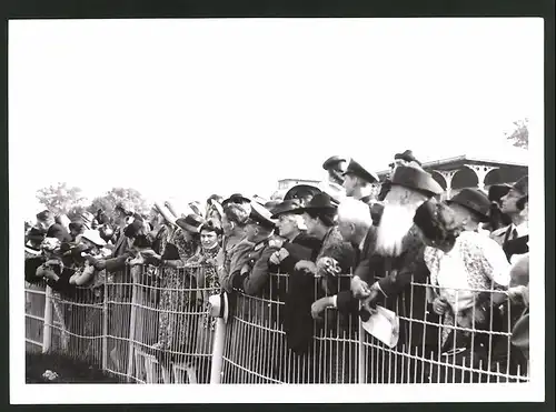 Fotografie Ansicht Wien-Freudenau, Pferderennen Grosser Preis von Wien 1942, begeisterte Zuschauer