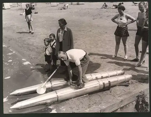 Fotografie Wassersport Berlin 1938, Wasserski zum Aufrechten paddeln