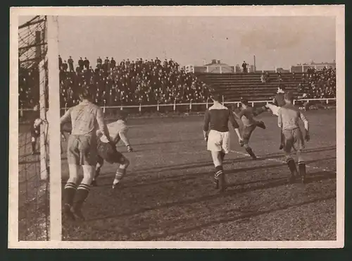 Fotografie Ansicht Berlin, Fussballspiel in SC Minerva 1893 vs Tennis Borussia Berlin im Stadion an der Chausseestrasse