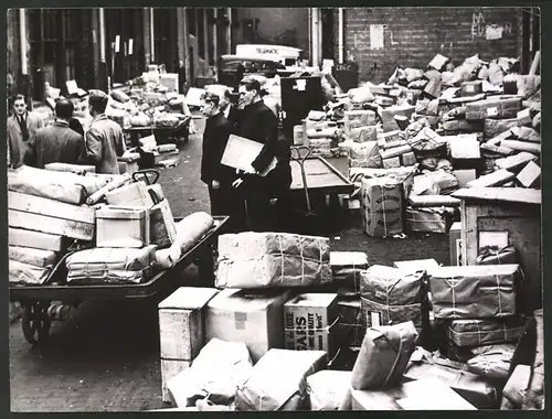 Fotografie Ansicht London, Streik der Eisenbahnhilfsarbeiter, Güterbahnhof überfüllt mit Postsendungen 1938