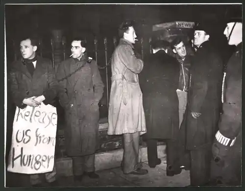 Fotografie Ansicht London, Arbeiter-Streik, Arbeitslose demonstrieren vor dem Haus von Arbeitsminister Brown 1939