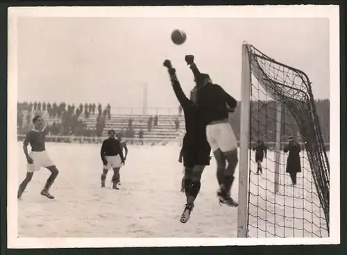 Fotografie Ansicht Berlin-Mitte, Chausseestrasse Polizeistadion 1941, Fussballspiel Tennis Borussia vs Wacker 04