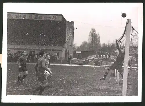 Fotografie Ansicht Berlin, Postastdion Anhalter Str., Fussballspiel Blau Weiss 90 vs SK Bratislava 1943