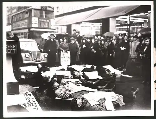 Fotografie Ansicht London, Arbeiter-Streik, Arbeitslose haben den Verkehr mit einer Blockade gestoppt 1939