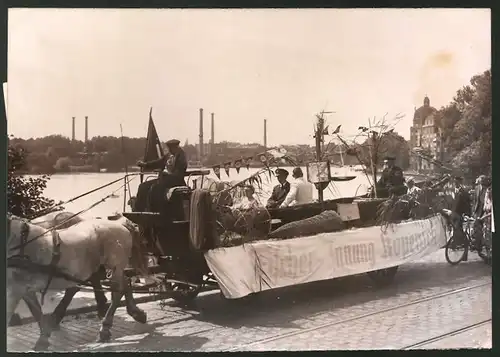 Fotografie Ansicht Berlin-Köpenick, Dammbrücke, Wäschefest 1939, Festwagen der Fischer-Innung Köpenick, wimpel