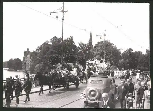 Fotografie Ansicht Berlin-Köpenick, Dammbrücke, Festumzug der Wäscherinnen & Handwerker 1939