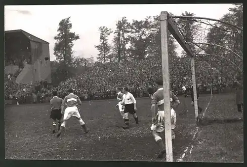 Fotografie Wilhelm Sturm, Ansicht Dresden, Fussballspiel Sachsen vs Ostmark, Sachsen gewinnt 2:1