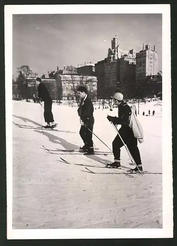 Fotografie Ansicht New York, Skiläufer zwischen Wolkenkratzern im Central Park 1940