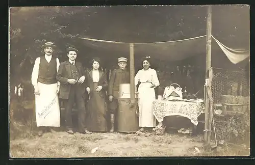 AK Angicourt, Familie mit Herd und gedecktem Tisch am Waldrand