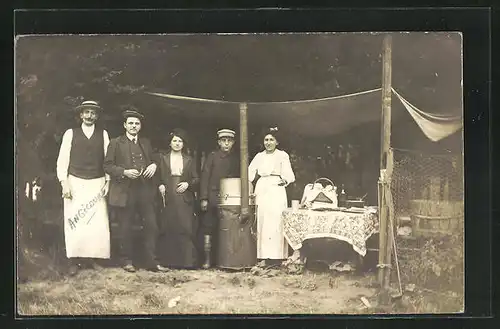 AK Angicourt, Familie mit Herd und gedecktem Tisch am Waldrand