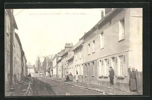 AK Crévecoeur-le-Grand, Rue Victor-Hugo