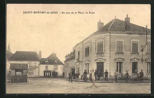 AK Saint-Bonnet-de-Joux, Un coin de la Place, la Poste