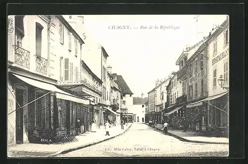 AK Chagny, Rue de la République, Strassenpartie mit Restaurants