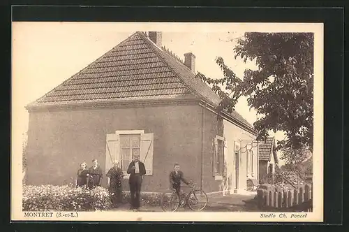 AK Montret, Familie vor ihrem Haus