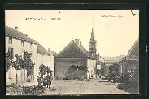 AK Verosvres, Grande Rue, Strassenpartie mit Kirchblick, Remise et Ecurie