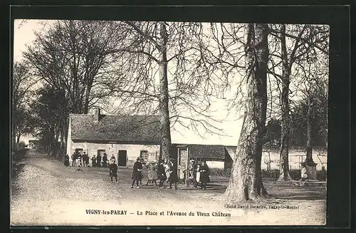 AK Vigny-les-Paray, La Place et l`Avenue du Vieux Château