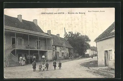 AK Chevagny-sur-Guye, Entrée du Bourg