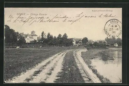 AK Gergy, Cottage Garnier, Blick vom Fluss auf den Ort