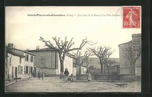 AK Saint-Pierre-de-Chandieu, Un coin de la Place et la Villa Aubert