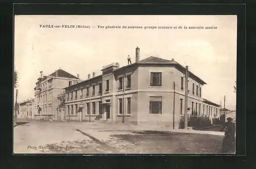 AK Vaulx-en-Velin, Vue générale du nouveau groupe scolaire et de la nouvelle mairie