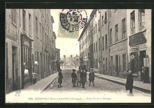 AK Neuville-sur-Saône, Rue Victor Hugo, Strassenpartie