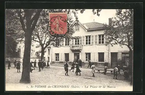 AK St-Pierre-de-Chandieu, La Place et la Mairie