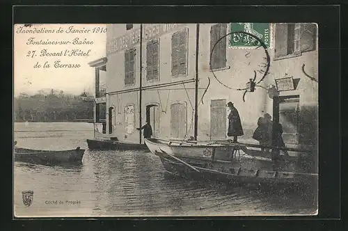 AK Fontaines-sur-Saone, Inondations de Janvier 1910, Devant l`Hotel de la Terrasse