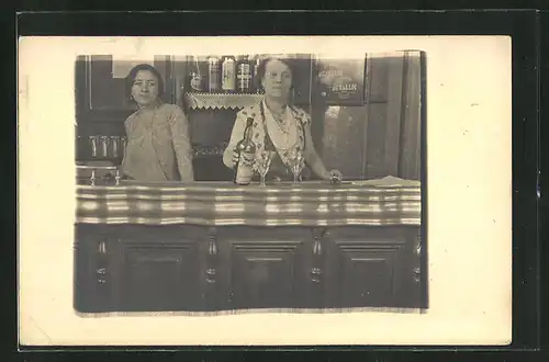 Foto-AK Lyon, Zwei Damen hinterm Tresen einer Bar, 35 rue de St-Jean