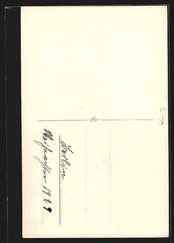 Foto-AK Mädchen mit seiner Puppe am Tisch