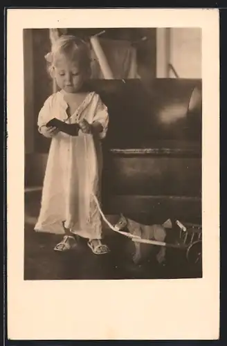 Foto-AK Kleines Kind im Hemd mit einem Spielzeugpferd