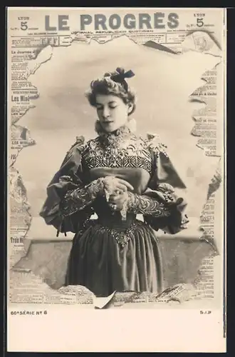 AK Frau im Kleid durch zerrissene Zeitung Le Progres