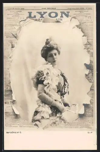 AK Lyon, Frau im Kleid mit Fächer durch zerrissene Zeitung Lyon