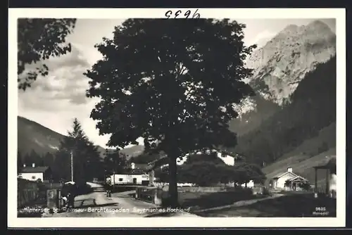 AK Hintersee bei Ramsau /Bayrisches Hochland, Ortspartie mit Bergen