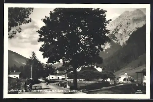 AK Hintersee bei Ramsau /Bayrisches Hochland, Ortspartie mit Bergen