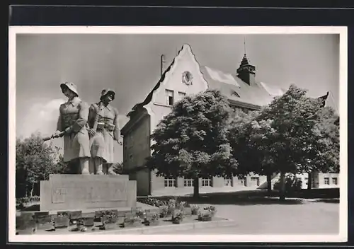 AK Murg a. Rhein, Kriegerdenkmal mit Volksschule