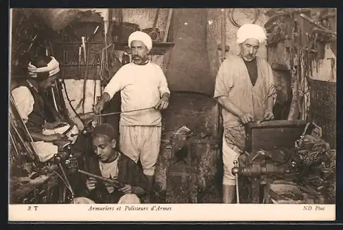 AK arabische Waffen-Handwerker bei der Arbeit