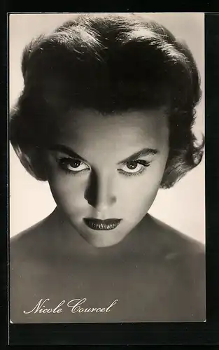 AK Schauspielerin Nicole Courcel mit sinnlichem Blick