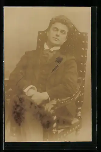 AK Schauspieler Paul Wiecke auf einem Stuhl sitzend