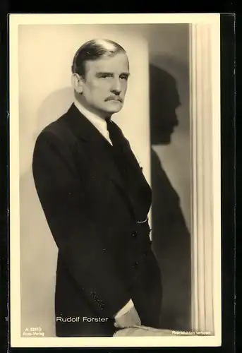 AK Schauspieler Rudolf Forster mit Uhrenkette am dunklen Anzug