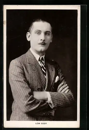 AK Schauspieler Lew Cody mit Schnurrbart und Anzug