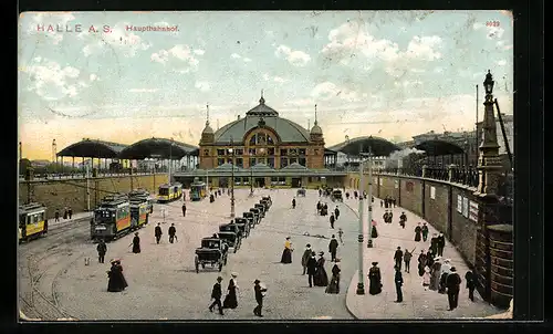 AK Halle a. S., Passanten und Strassenbahnen vor dem Bahnhof