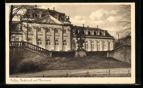 AK Fulda, Stadtsaal mit Floravase