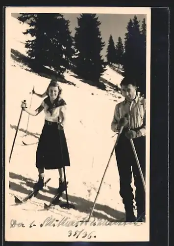 Foto-AK Mann und Frau auf Skiern an einem Abhang